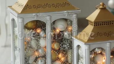 时尚的白色圣诞内部<strong>装饰</strong>灯笼，壁炉，灯笼，<strong>灯具</strong>，蜡烛，凸起。 舒适的家